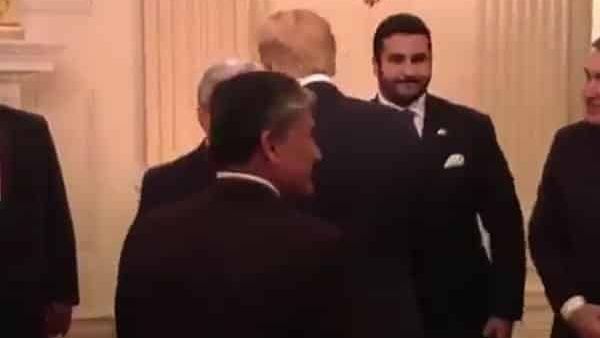 دونالد ترامب يتناول الافطار مع عدد من السفراء