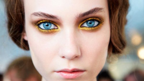 اعتمدي اللون الليموني للآيلاينر واكسري نمطية الألوان الكلاسيكية…