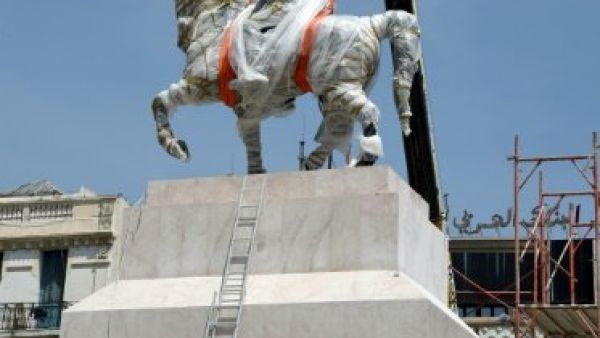 يظهر التمثال بورقيبة (1903/2000) ممتطيا جوادا وهو يشير بالتحية بيده اليمنى.

