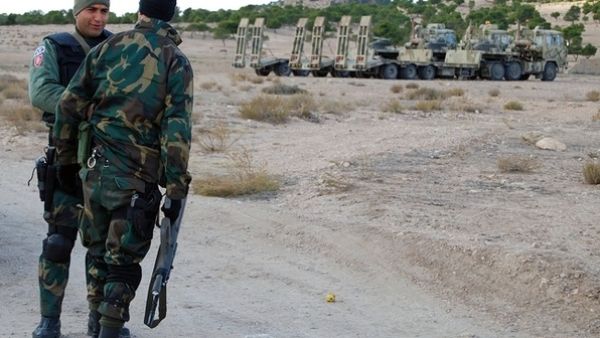 Tunisia soldiers hunt armed groups near the Algeria border. (AFP/File)