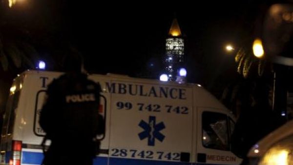 سيارة إسعاف في موقع الهجوم على حافلة للحرس الرئاسي في تونس يوم الثلاثاء