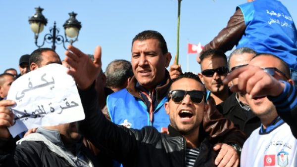 عناصر الشرطة في تونس يتظاهرون للمطالبة بزيادة رواتبهم