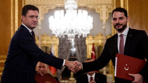 Turkish energy minister Berat Albayrak (R) and his Russian counterpart shake hands after signing an agreement in Istanbul on October 10, 2016. (Ozan Kose/ AFP)