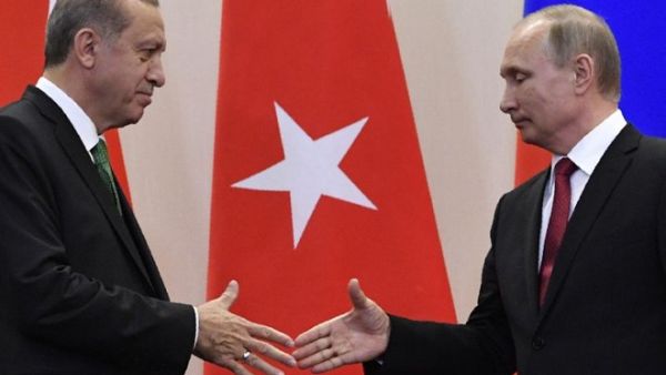 Turkish President Recep Tayyip Erdogan (L) "hesitantly" shakes hands with his Russian counterpart Vladimir Putin after a joint press conference following their meeting at the Bocharov Ruchei state residence in Sochi on May 3, 2017. (AFP/ Alexander Nemenov)