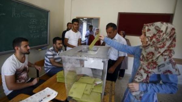 امرأة تدلي بصوتها في مركز اقتراع في ديار بكر في تركيا
