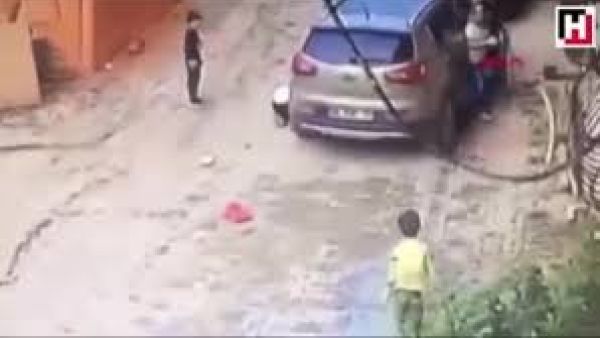 معجزة تنقذ طفلاً من الموت بعدما دهسته أمه