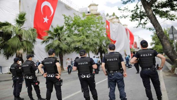 يحاكم ما مجموعه 17 صحفيا وموظفا في "جمهوريت" بتهم تتعلق بالإرهاب 

محكمة تركية تأمر بالإفراج عن صحافي بارز بعد اعتقاله 11 شهرا