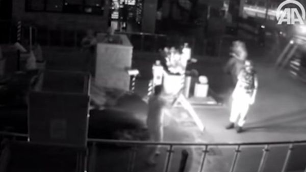 مقطع الفيديو المذكور يبين سيطرة الانقلابيين على الوضع - يوتيوب