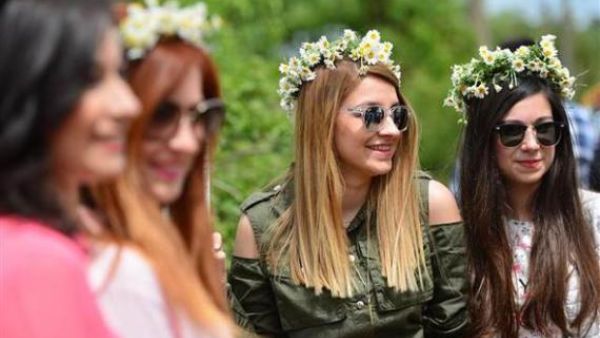لقاء العزاب في الشارع.. معظم أهل القرية تزوجوا بهذه الطريقة
