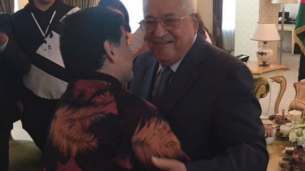 Diego Maradona with Palestinian President Mahmoud Abbas (Twitter)