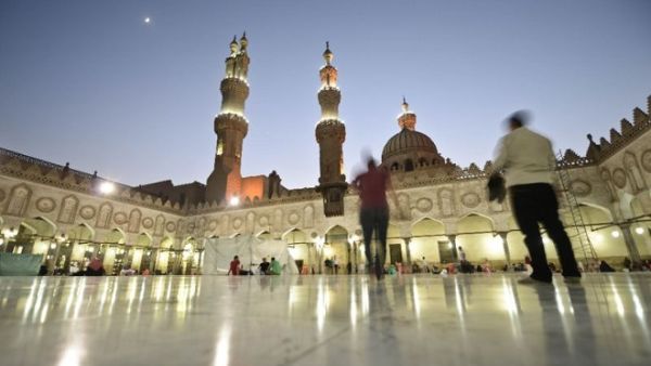 Egyptians visit Al-Azhar mosque in Cairo during the holy month of Ramadan on June 22, 2015. (AFP/ Mohamed el-Shahed)