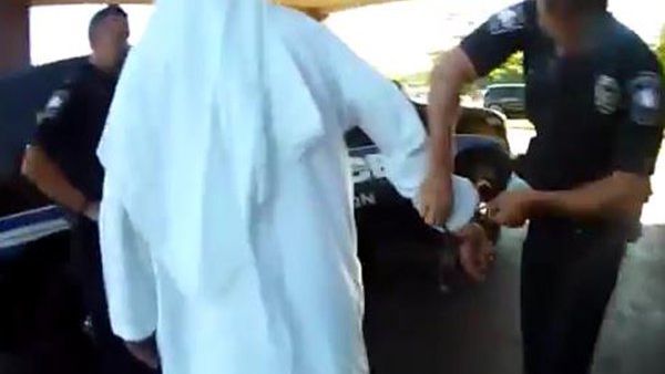 قالت الضحية إنها بينما كانت نائمة في سريرها مع أطفالها استيقظت فجأة ووجدت رجلاً يلمس جسدها