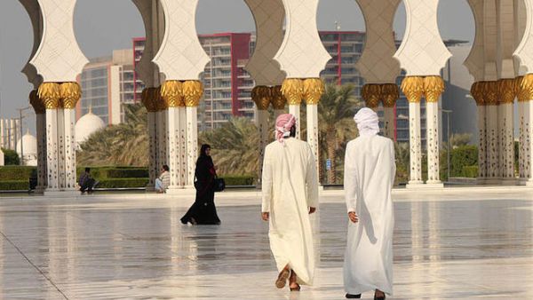 Grand Mosque Abu Dhabi (Source: Wikimedia Commons) 