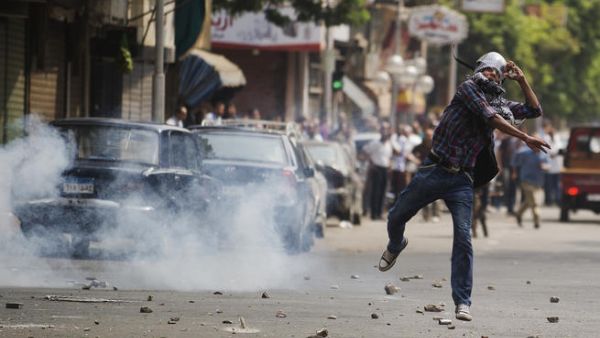 Egyptian riot police fire tear gas as supporters of ousted president Mohamed Morsi clash with residents and police in downtown Cairo (AFP/GIANLUIGI GUERCIA)