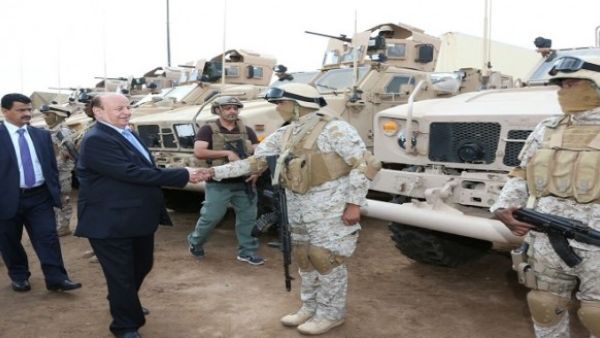 الرئيس اليمني عبد ربه هادي يصافح جنود اماراتيين