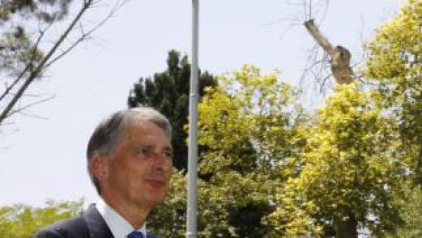 وزير الخارجية البريطاني فيليب هاموند (إلى اليسار) لدى رفع العلم البريطاني في السفارة البريطانية بطهران
