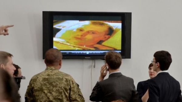 سلطات اوكرانيا تعرض جنديين روسيين قالت انهما اسرا شرق البلاد