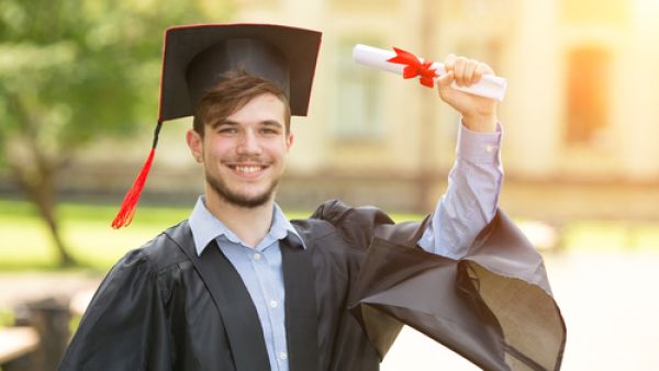 علمي ابنك قبل دخول الجامعه كيفية استخدام بطاقة الائتمان عند الضرورة
