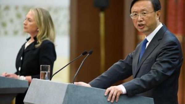 وزير الخارجية الصيني يانغ جيه تشي في مؤتمر صحفي مع نظيرته الامريكية هيلاري كلينتون في بكين
