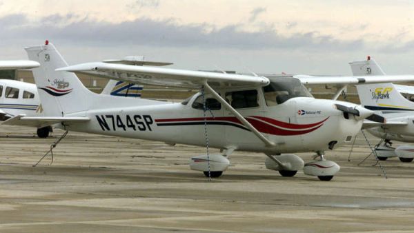 طائرة من طراز "Cessna 172" 
