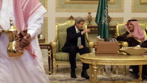 كيري مجتمعا بسعود الفيصل في الرياض/أ.ف.ب