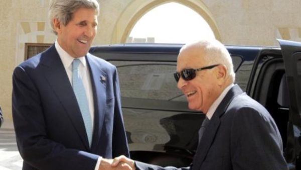 جون كيري مصافحا امين عام الجامعة العربية الذي التقاه في عمان وبحث معه استئناف المفاوضات/أ.ف.ب