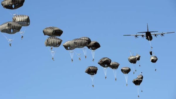 هبوط مظليون أميركيون وبريطانيون وبولنديون على أرض عسكرية في بولندا