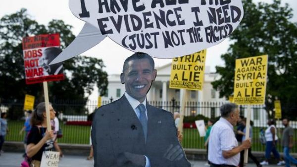  A cutout of US President Barack Obama stands on the sidewalk as demonstrators march in protest during a rally against a possible US and allies attack on Syria in response to possible use of chemical weapons by the Assad government, in Lafayette Park in front of the White House in Washington, DC on August 29, 2013. AFP PHOTO / Saul LOEB