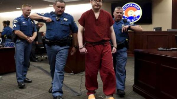 هولمز اقتحم سينما سنتشوري 16 بولاية كولورادو وقتل 12 شخصا واصاب 70 آخرين