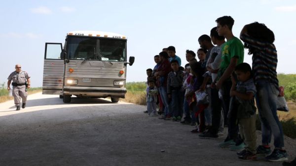 نقل مئات المهاجرين المحتجزين إلى خمسة سجون أمريكية