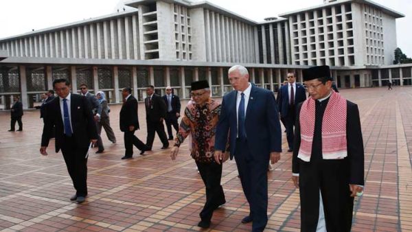 نائب الرئيس الأمريكي، مايك بنس، يزور مسجد “الاستقلال”، أكبر مساجد إندونيسيا