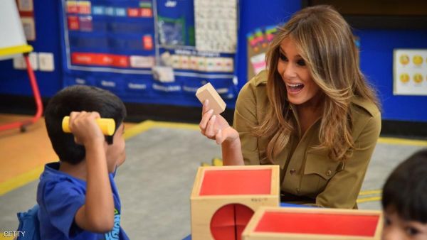 ميلانيا ترامب خلال زيارتها مدرسة دولية أميركية في الرياض