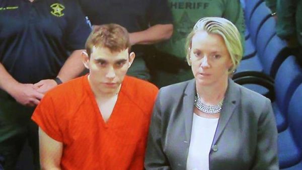 امرأة عرفت كروز حذرت من أنه قد يصل إلى المدرسة ويطلق النار