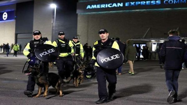 يطالب الكثير من الأمريكيين، سلطات بلادهم بمنع بيع الأسلحة النارية والفردية