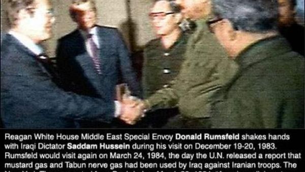 صورة ارشيفية للرئيس العراقي الراحل صدام حسين مصافحا رامسفيلد