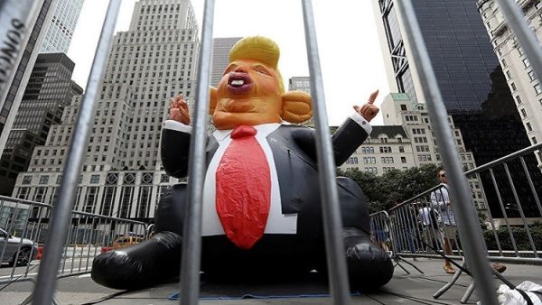 دمية ضخمة على هيئة جرذ، تشبه الرئيس الأمريكي دونالد ترامب