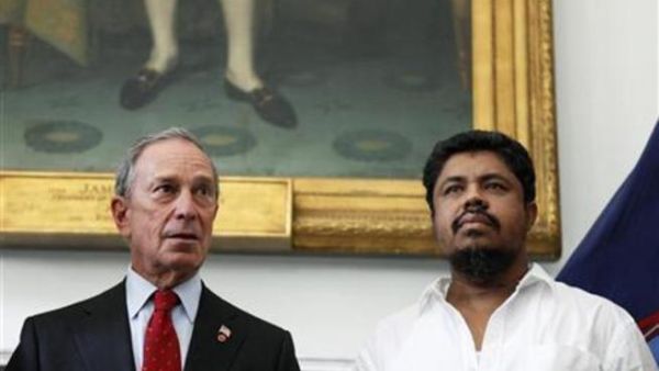 السائق المعتدى عليه شريف احمد مع عمدة نيويورك