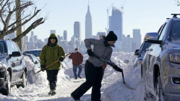 بدء ازالة الثلوج في الولايات المتحدة بعد عاصفة خلفت 18 قتيلا
