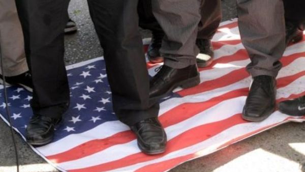 متظاهرون غاضبون من الفيلم يدوسون العلم الاميركي