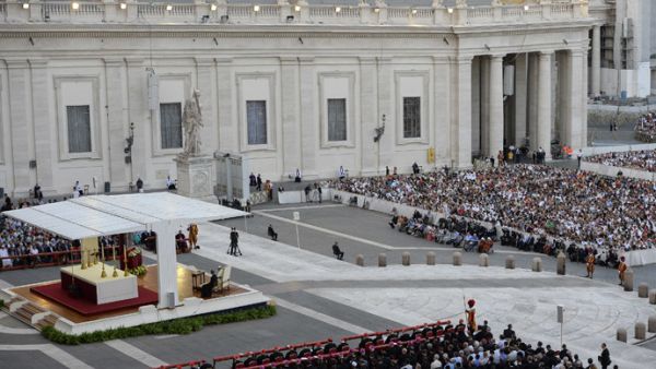 Pope Francis presides over the mass vigil for prayer for peace in Syria in Saint Peter square at the Vatican, on Sept. 7, 2013. (AFP/Andreas Solaro)