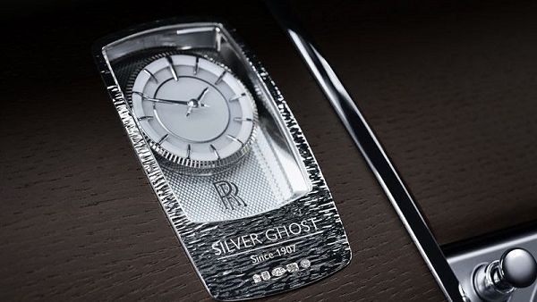 A solid sterling-silver Spirit of Ecstasy, the muse that has guided motor cars created by the marque since 1911, hints at the pioneering heritage of this motor car’s forebear. A solid sterling-silver Spirit of Ecstasy, the muse that has guided motor cars created by the marque since 1911, hints at the pioneering heritage of this motor car’s forebear.