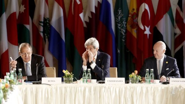 Russian Foreign Minister Sergei Lavrov, US Secretary of State John Kerry and UN Special envoy for Syria Staffan de Mistura attend talks on Syria on May 17, 2016 in Vienna. (AFP/Dieter Nagl)