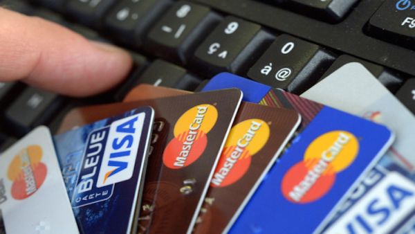 إيران تدخل بطاقات الائتمان للمرة الأولى