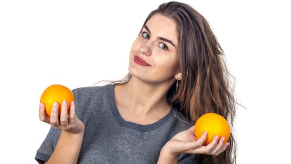 فيتامين سي يعد سلاحاً فعالاً لمحاربة نزلات البرد (shutterstock)

