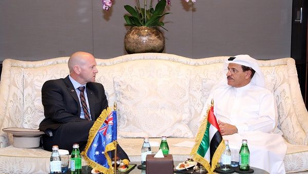 سلطان بن سعيد المنصوري، وزير الاقتصاد، مع معالي نيال بلير، الوزير المكلّف بالصناعات الدولية في حكومة نيوساوث ويلز الأسترالية.