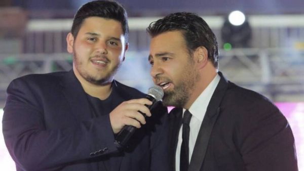 الوليد الحلاني يقدم أولى اعماله الغنائية على المسرح.. ووالده يشاركه الفرحة