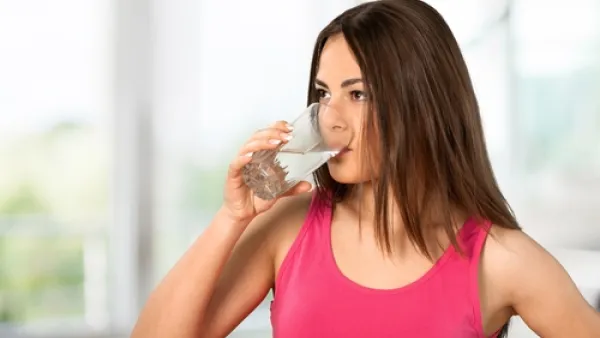 لا يوجد دليل على أن شرب الماء مع الوجبات يسبب سوء الهضم