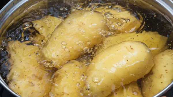 طريقة سلق البطاطس بسرعة