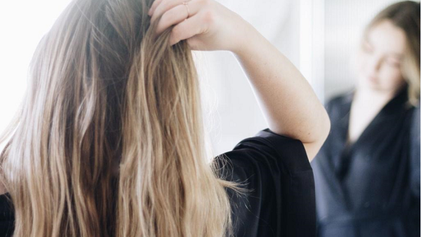 طبّقي المستحضرات الخاصّة بالشعرالناعم عند الأطراف أولًا