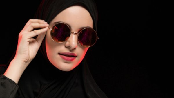 تجنبي ارتداء الحجاب المتعارض مع ألوان حواف النظارة